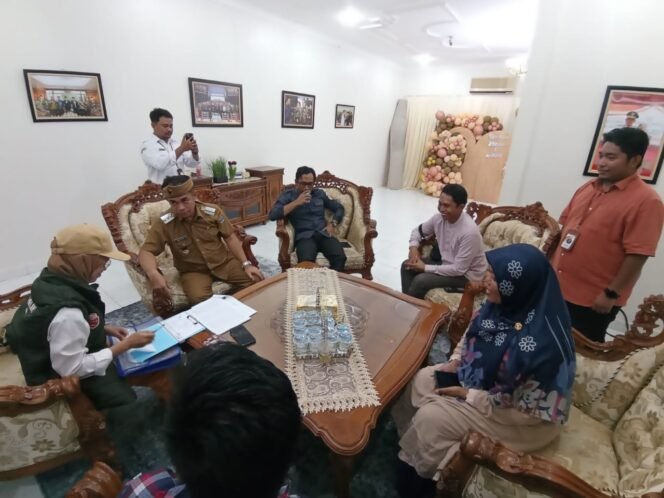 
					Kediaman Penjabat (Pj) Wali Kota Tarakan, Bustan menjadi lokasi pertama yang menjadi sasaran Pencocokan dan Penelitian (Coklit) oleh Petugas Pemutakhiran Data Pemilih (Pantarlih), Senin (24/06/24)


