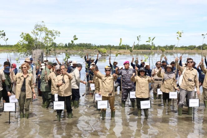 
					KICK OFF : Gubernur Kaltara DR (HC) H Zainal A Paliwang, M.Hum mengikuti Kick Off M4CR di Desa Sengkong, Kecamatan Sesayap Hilir, Kabupaten Tana Tidung, Senin (24/6/24)