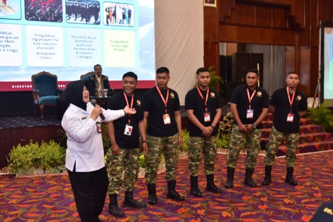 
					Kementerian Pertahanan melalui Direktorat Jenderal Potensi Pertahanan menyelenggarakan Sosialisasi Pembinaan Kesadaran Bela Negara pada lingkup pekerjaan Kementerian Pertahanan Republik Indonesia yang diikuti sekitar 250 orang di Hotel Grand Senyiur Balikpapan Jl. Ars. Muhamad Kel. Klandasan Ulu Kec. Balikpapan Kota, Balikpapan, Selasa (25/6/24)

