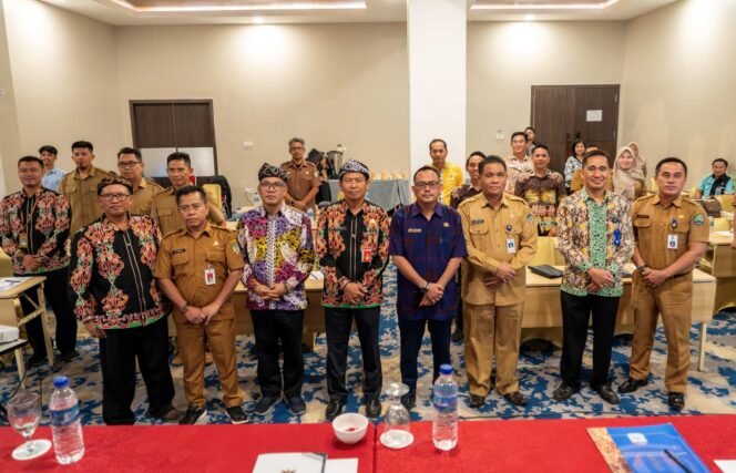 
					ABADIKAN MOMEN : Kepala Biro Pemerintahan Setprov Kaltara, Taufik Hidayat berfoto Bersama usai pelaksanaan Rapat Analisa Kerjasama Pemerintah se-Kaltara, Selasa (26/6).

