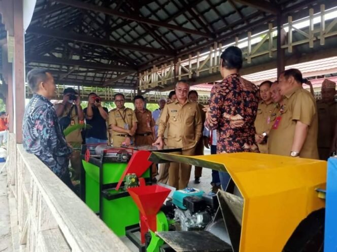 
					Bupati Malinau, Wempi W Mawa saat meninjau lokasi Inovasi Teknologi Tepat Guna yang ada di Malinau