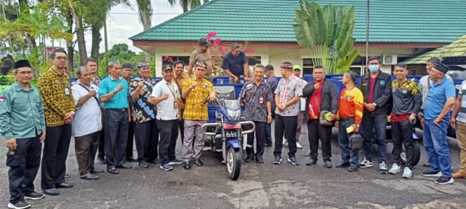 
					Pejabat Wali Kota Tarakan, Drs Bustan, SE,M.Si menyerahkan bantuan motor roda 3 dan gerobak roda 2 pengangkut sampah, Jumat (28/06/24)