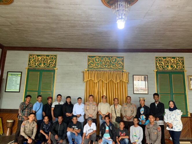 
					Dirbinmas Polda Kaltara melaksanakan kegiatan Jumat Curhat bertempat di Rumah Adat Bulungan Tanjung Palas, Jumat (28/6/24)