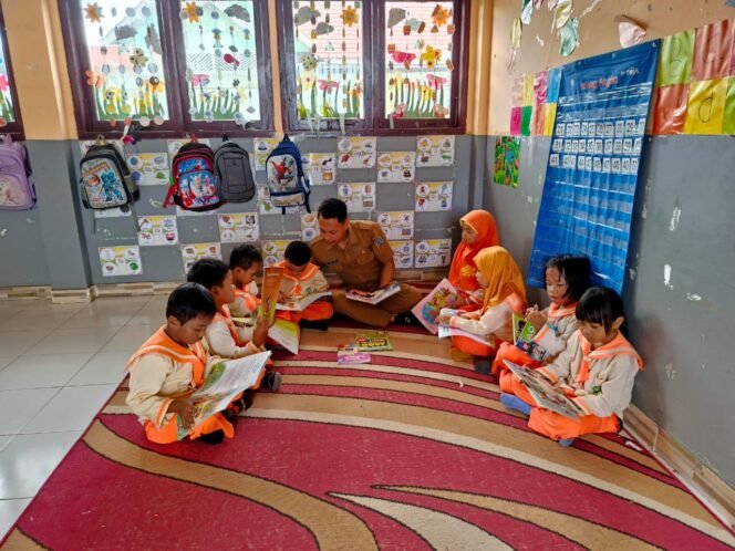 
					Zainul Arifin Guru TK Negeri Pembina Tana Tidung lulus seleksi School Leadership Workshop Tahun 2024 yang diselenggarakan Kemendikbud Ristek RI kerjasama National Institute of Education Singapore 