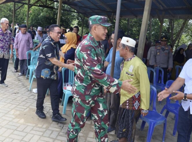 
					Pangdam VI/Mlw, Mayor Jendral TNI Tri Budi Utomo, turut hadir dalam kegiatan peninjauan lapangan penanganan dampak sosial kemasyarakatan pembangunan pengendalian banjir di di Intake Sepaku, Kel.Sepaku , Kec. Sepaku, Kab. Penajam Paser Utara, pada hari Sabtu, (29/06/2024).

