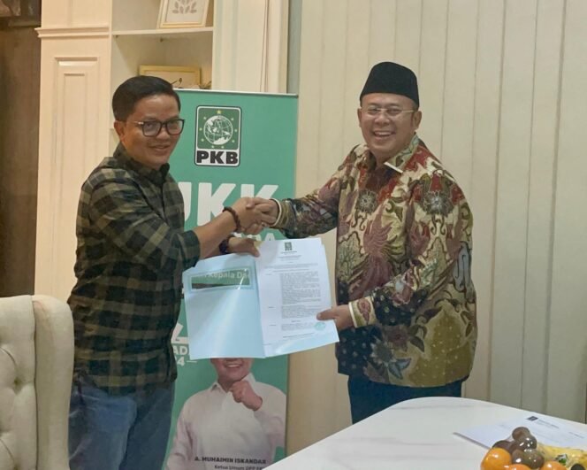 
					Ibrahim Ali memperoleh Surat Keputusan (SK) tahap pertama dari DPP PKB
