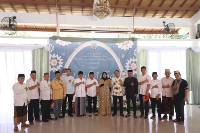 
					Gubernur Kalimantan Utara (Kaltara), DR. (HC) H. Zainal A. Paliwang, M.Hum, bersama Ketua Tim Penggerak Pemberdayaan Kesejahteraan Keluarga (TP-PKK) Kaltara, Rachmawati Zainal, SH., menggelar acara open house di Pendopo Rumah Jabatan Gubernur di jalan enggang, Senin, (17/6).