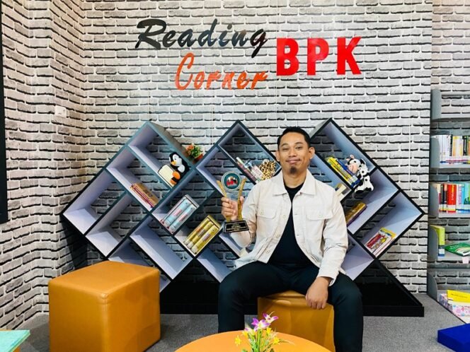 
					M. Ramli Memegang Piala Terbaik 2 Duta Baca Provinsi Kalimantan Utara. Foto : Dok. Pribadi 