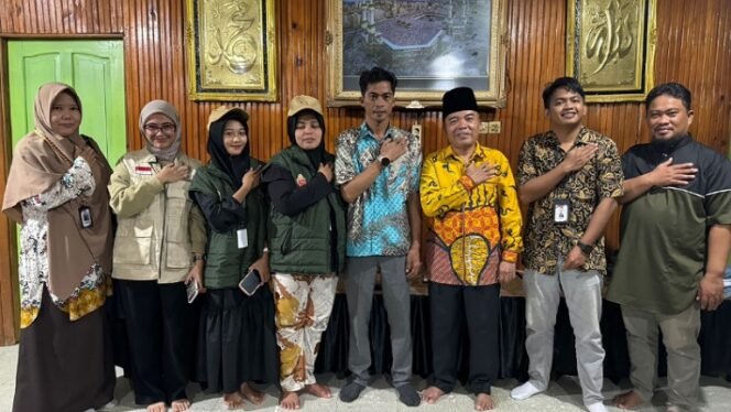 
					Petugas Pantarlih lakukan coklit di rumah Ketua FKKRT Kota Tarakan Rusli Jabba. Foto : Ist 