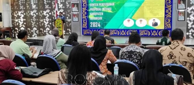 
					Wabup Bulungan, Ingkong Ala saat membuka Bimtek Penyusunan Proposal Inovasi Daerah di Ruang Tenguyun Lantai II Kantor Bupati pada Jumat (28/6/2024). 