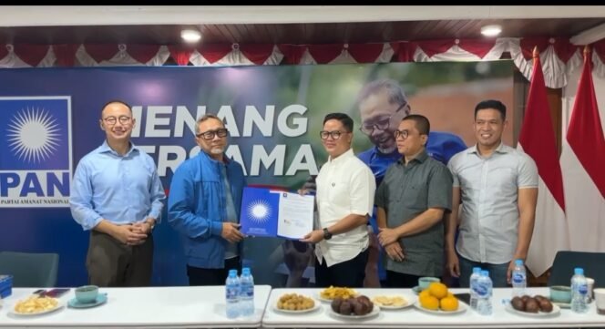 
					Ketua Umum Partai Amanat Nasional Zulkifli Hasan menyerahkan rekomendasi B.1-KWK kepada Bupati Incumben, Kamis (27/06/24)