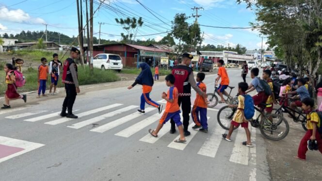 
					Anggota Ditsamapta Polda Kaltara melaksanakan ploting pengaturan lalu lintas sekaligus membantu menyeberangkan anak-anak sekolah yang akan berangkat ke sekolah, Jumâ€™at (14/06/2024)
