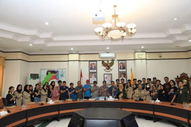 
					Penjabat (Pj.) Wali Kota Tarakan, Dr. Bustan, S.E., M.Si., menyambut kedatangan mahasiswa Kuliah Kerja Nyata (KKN) dari Universitas Gadjah Mada (UGM) Yogyakarta di Ruang Rapat Wali Kota Tarakan pada Sabtu, 29 Juni 2024