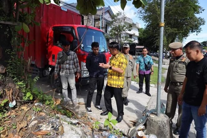 
					Pj. Wali Kota Tarakan, Dr. Bustan, S.E., M.Si., beserta jajaran melakukan peninjauan sepanjang Jalan Mulawarman terkait dengan ketertiban dan kebersihan Kota Tarakan, Jumat (5/7/2024). 


