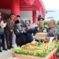 Danrem 092 Maharajalila Brigjend TNI Adek Chandra Kurniawan, S.I.P, M. Han saat memberikan suprise kepada Kapolda Kaltara dalam Hari Bhayangkara, Senin (1/7/2024)
