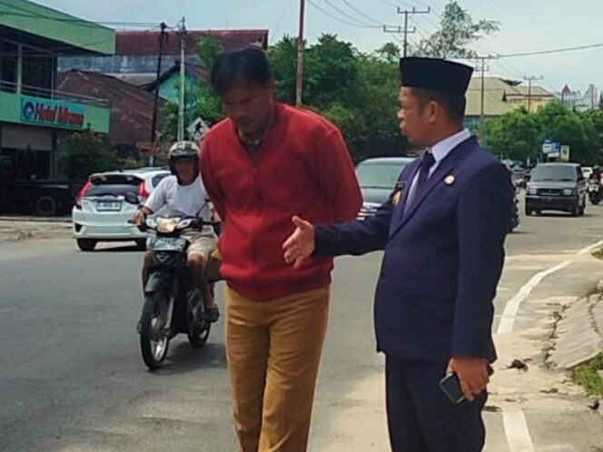 
					Penjabat Walikota Tarakan, Drs Bustan, SE.,M.Si langsung turun meninjau beberapa ruas jalan di Kota Tarakan yang rusak dan berlubang pasca banjir beberapa hari terakhir.

