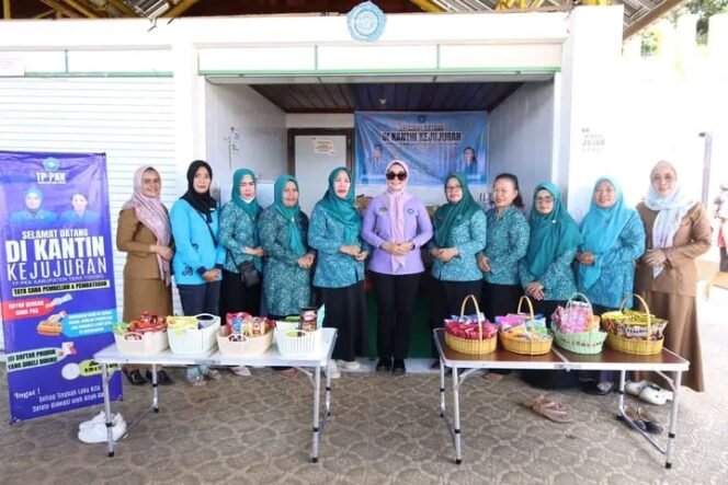 
					PKK Tana Tidung membuat terobosan baru dengan membuka kantin kejujuran 
