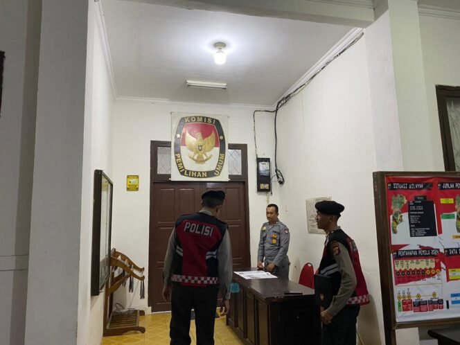 
					 Satuan Samapta Polres Penajam Paser Utara melakukan patroli rutin di Kantor Komisi Pemilihan Umum (KPU) Kabupaten Penajam Paser Utara. Patroli ini merupakan langkah preventif untuk menjaga keamanan dan ketertiban menjelang dan selama tahapan pemilihan umum tahun 2024, Rabu (03/7/24)

