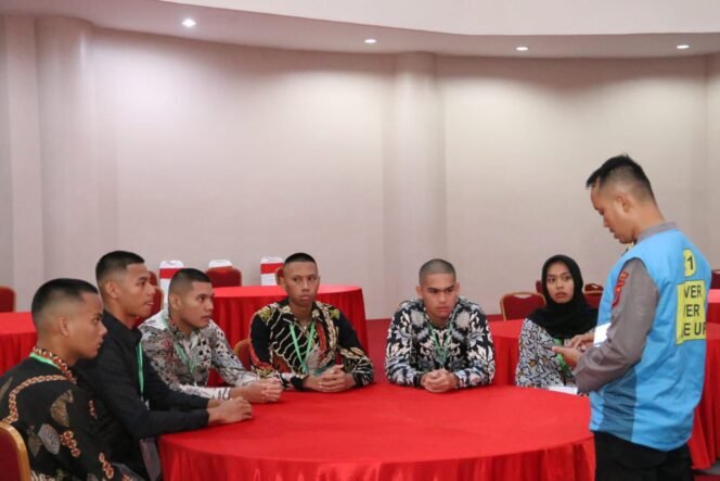 
					5 orang calon Taruna dan 1 orang calon Taruni Akademi Kepolisian (Akpol) tahun 2024 dinyatakan lulus pada tingkat Panitia Daerah (Panda) Polda Kalimantan Utara (Kaltara) dari sebanyak 18 orang peserta seleksi AKPOL TA. 2024 yang sampai ke tahap akhir seleksi Panda ( 15 orang calon Taruna dan 3 orang calon Taruni ) . Mereka selanjutnya akan mengikuti seleksi ditingkat pusat. Rabu (03/07/2024).

