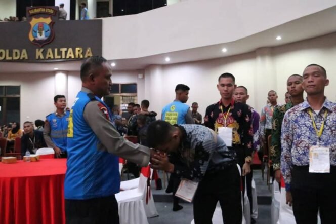 
					Sebanyak 436 Casis Bintara dan Tamtama Polri TA. 2024 mengikuti kegiatan sidang terbuka penetapan kelulusan akhir penerimaan Bintara dan Tamtama Polri tahun anggaran 2024 yang dilaksanakan di Ruang Rupatama Kayan Gedung B, Mako Polda Kaltara. Jumat (5/7/2024)