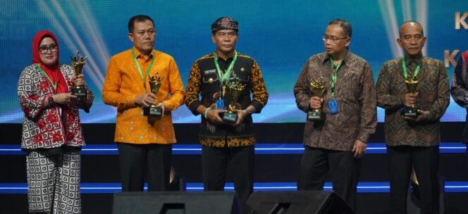 
					PENGHARGAAN : Gubernur Kaltara, DR (HC) H Zainal A Paliwang, M.Hum menerima penghargaan Anugerah Merdeka Belajar Kategiru Transformasi Pengelolaan Pendidikan Kelompok Pemda Transformatif yang digelar Kemendikbudristek RI, Jumat (5/7).

