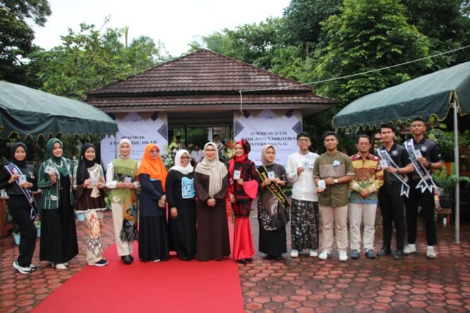 
					Meski cuaca mendung di Kota Balikpapan kegiatan Peringatan Hari Anti Narkotika Internasional (HANI) tahun 2024. Dirangkai semarak Tahun Baru Islam 1446 Hijriah yang dilaksanakan di halaman Kantor TP PKK Balikpapan berjalan lancar, Minggu (7/7/2024) sore.
