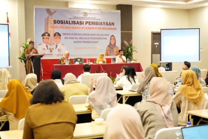 
					BERI ARAHAN : Sekprov Kaltara, Dr. H. Suriansyah, M.AP memberikan arahan pada Sosialisasi Pembiayaan Bagi Pelaku UMKM di Hotel Luminor, Senin (8/7).
