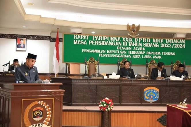 
					Pj. Wali Kota Tarakan Bustan hadiri rapat paripurna persetujuan Raperda Tentang Penyelenggaraan KLA. Foto : Humas Pemkot.