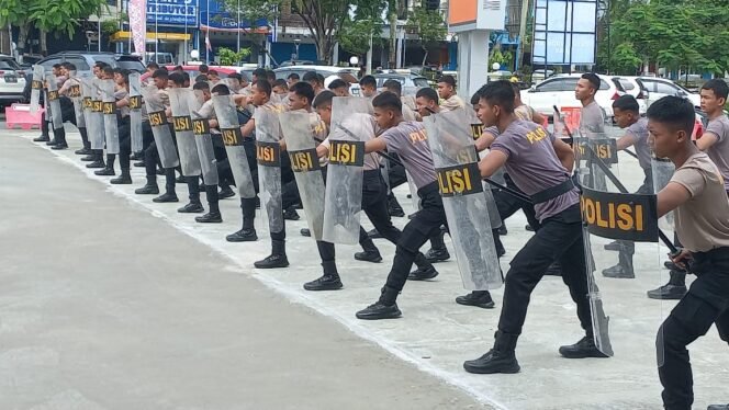 
					Satuan Personil Samapta mengelar kegiatan pelatihan  kemampuan Pengendalian Massa (Dalmas), Senin (8/7/2024).

