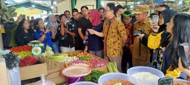 
					Wakil Menteri Perdagangan Republik Indonesia, Jerry Sambuaga melaksanakan kunjungan kerja di Kota Tarakan, Provinsi Kalimantan Utara, Sabtu (13/7/2024).

