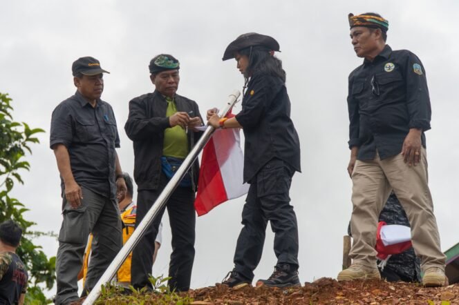 
					EKSPEDISI PERBATASAN : Gubernur Kaltara, DR (HC) H Zainal A Paliwang, M.Hum melakukan ekspedisi kemerdekaan belum lama ini. 