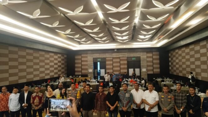 
					Polresta Balikpapan bersama Penyelenggara Pemilu melaksanakan sosialisasi dan rapat koordinasi pembentukan Tempat Pemungutan Suara (TPS) khusus pada Pilkada 2024 Balikpapan, Sabtu (13/7/2024).

