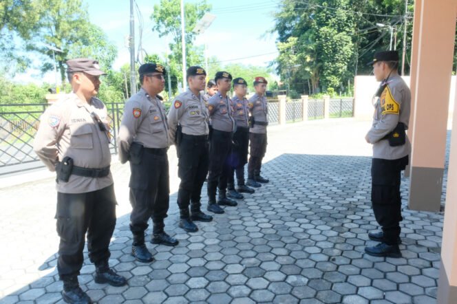 
					Persiapan personel PAM Rekapitulasi PSU tingkat kecamatan, Minggu (14/7/2024).