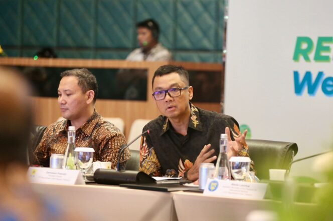
					Direktur Utama PLN Darmawan Prasodjo (kanan) menegaskan, PLN sebagai perusahaan yang memegang _leadership_ transisi energi di Indonesia mendukung penuh langkah Pemerintah untuk mengakselerasi transisi energi, upaya ini dapat dicapai melalui kolaborasi antar komunitas global.