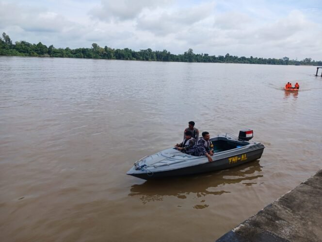 
					Pencarian pria berpeci yang lompat ke Sungai Kayan, Bulungan sekira pukul 07.40 Wita, Senin (15/7/2024).

