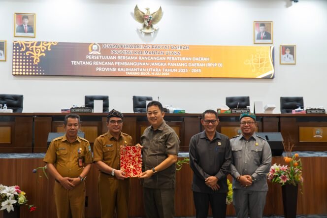 
					PERSETUJUAN BERSAMA : Sekprov Kaltara, Dr H Suriansyah, M.AP menghadiri Rapat Paripurna Persetujuan Bersama RPJPD Provinsi Kaltara 2025 - 2045, Selasa (16/7).

