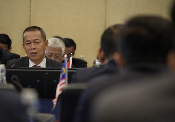 
					SOSEK MALINDO : Asisten Bidang Pemerintahan dan Kesra (Ketua Sosek Malindo Provinsi Kaltara), H. Datu Iqro Ramadhan, S.Sos, M.Si memimpin Pertemuan Tim Teknis Sidang ke 26 JKK/KK Sosek Malindo Tingkat Provinsi Kaltara/Peringkat Negeri Sabah di Balikpapan, Rabu (17/7).


