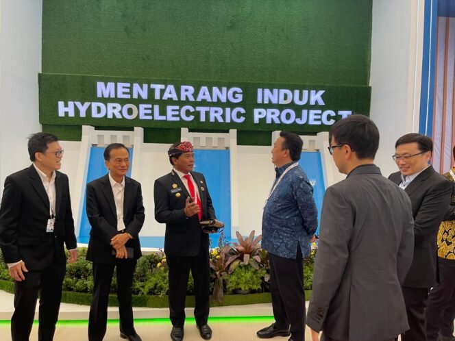 
					PENYERAPAN TENAGA KERJA :Gubernur Kaltara, DR (HC) H Zainal A Paliwang, M.Hum meninjau project pembangunan PLTA Mentarang Induk beberapa waktu lalu. 

