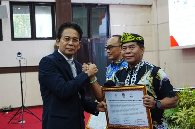 
					PEMBERANTASAN KORUPSI : Gubernur Kaltara, Dr. (HC) H. Zainal A Paliwang, M.Hum, menerima Komitmen Penguatan Pemberantasan Korupsi Daerah yang diserahkan langsung oleh Wakil Ketua KPK RI, Johanis Tanak di Ruang Pertemuan Kantor Gubernur Sulsel, Rabu (17/7/2024).

