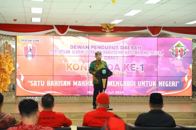 
					KONFERDA : Asisten bidang Administrasi Umum Setprov Kaltara, Pollymaart Sijabat, S.KM, M.AP membuka Konferda DPD PA GMN Kaltara, Ahad (21/7).

