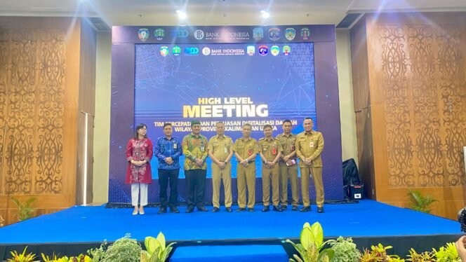 
					Pemerintah Provinsi Kaltara mendorong pemerintah Kabupaten Kota untuk mempercepat perluasan digitalisasi melalui Elektronifikasi Transaksi Pemerintah Daerah (ETPD). Hal ini menjadi pembahasan utama dalam kegiatan High Level Meeting (HLM) Tim Percepatan dan Perluasan Digitalisasi Daerah (TP2DD) Wilayah Provinsi Kalimantan Utara di Tarakan, Senin (22/7/2024).

