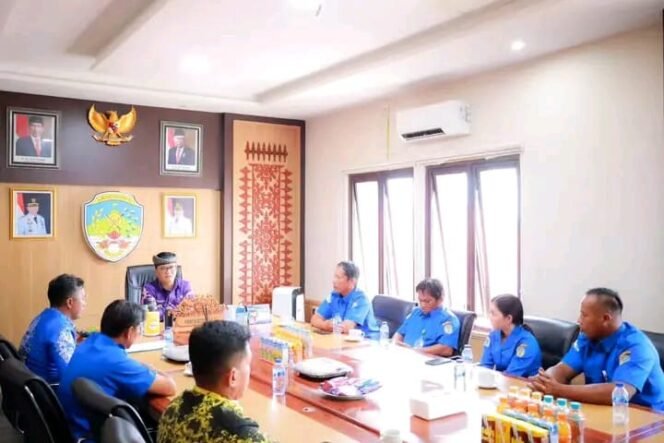 
					Serahkan SK Pegawai BUMD, Ibrahim Ali Pesan Bangun PDAM Lebih Baik

TANA TIDUNG, - Bupati Tana Tidung, Ibahim Ali menyerahkan Surat Keputusan (SK) Pegawai BUMD Perusahaan Daerah Air Minum (PDAM) Titra Sungoi Sesaya, Kamis (18/7/24)