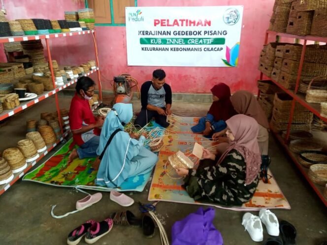 
					Program TJSL Pengembangan UMK Bank Sampah Mandiri di Kawasan Eduwisata Taman Ketapang binaan PLN.