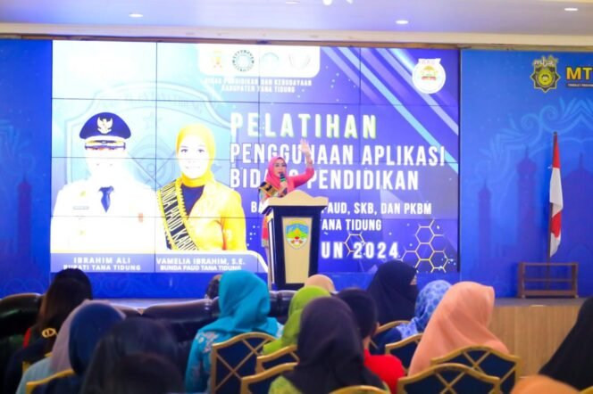 
					Bunda PAUD Tana Tidung, Vamelia Ibrahim saat membuka pelatihan penggunaan Aplikasi Pendidikan, Kamis (25/7/24)