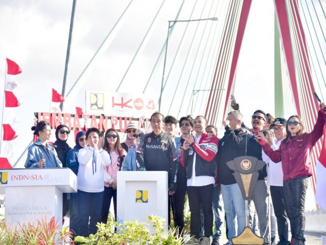 
					Presiden Joko Widodo didampingi Ibu Iriana Joko Widodo meresmikan Jembatan Pulau Balang, Kabupaten Penajam Paser Utara, Provinsi Kalimantan Timur, pada Minggu, 28 Juli 2024. Peresmian tersebut menandai pencapaian penting dalam pengembangan infrastruktur di Ibu Kota Nusantara (IKN).