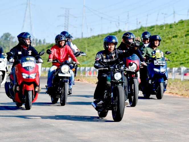 
					Naik Motor, Presiden Jokowi Ajak Para Influencers Tinjau Jalan Tol IKN