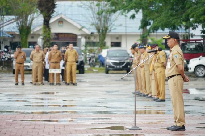 
					APEL PAGI : Asisten bidang Pemerintahan dan Kesejahteraan Rakyat, H. Datu Iqro Ramadhan, S.Sos, M.Si memimpin apel rutin di lingkungan Pemprov Kaltara, Senin (29/7).

