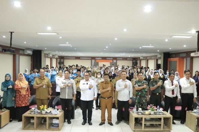 
					SOSIALISASI : Staf Ahli Bidang Hukum, Kebangsaan dan Pemerintahan, Robby Yuridi Hatman, S.Sos, MT membuka Sosialisasi Anti Narkoba dalam rangka Peringatan HANI di Hotel Pangeran Khar, Senin (29/7).


