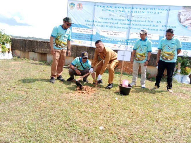 
					Asisten Administrasi Umum dan Pembangunan Uus Rusmanda mewakili Bupati Tana Tidung menghadiri kegiatan pekan konservasi. sungai Sesayap, Senin (29/7/24)