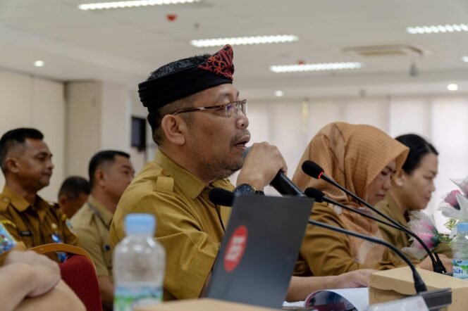 
					EVALUASI SAKIP : Asisten Bidang Administrasi Umum, Pollymaart Sijabat, SKM., M.AP menghadiri Rapat Evaluasi Implementasi SAKIP Provinsi Kaltara 2024, Senin (29/7) lalu. 


